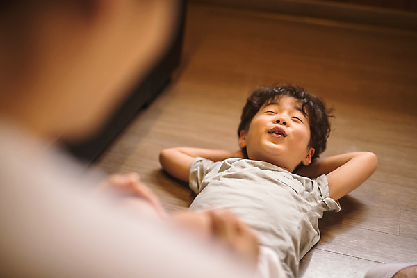 포토 JPG 남자 아들 어린이 40대 중년 거실 가족 바닥 실내 사람 앉기 상반신 두명 앞모습 뒷모습 아웃포커스 눕기 운동 한국인 잡기 가족라이프 아빠 즐거움 윗몸일으키기 인천 부자지간 남자만 육아대디 맨몸운동 국내포토 라이프스타일 감정 뷰포인트 관계 모션 한국 촬영기법 건강 동양인 성인 내부 파일형식