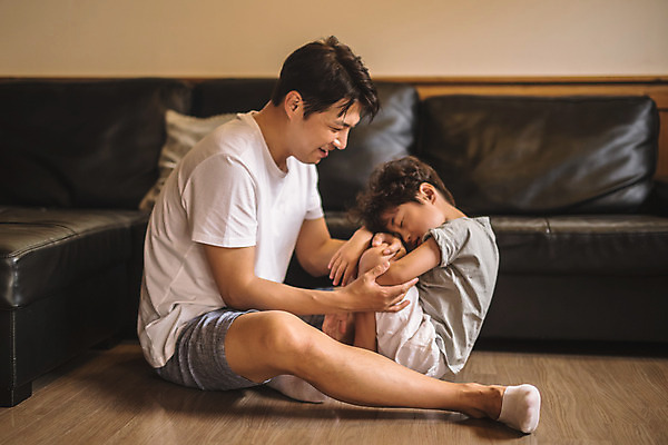 포토 JPG 전신 남자 아들 어린이 40대 중년 거실 가족 바닥 실내 미소 사람 앉기 두명 옆모습 소파 운동 한국인 잡기 가족라이프 아빠 즐거움 윗몸일으키기 인천 부자지간 남자만 육아대디 맨몸운동 국내포토 라이프스타일 감정 뷰포인트 의자 관계 모션 한국 표정 건강 동양인 성인 내부 파일형식