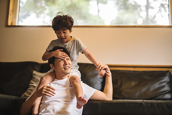 포토 JPG 전신 응시 남자 아들 어린이 40대 중년 거실 가족 실내 미소 사람 앉기 상반신 두명 앞모습 소파 손잡기 한국인 잡기 가족라이프 목말 아빠 즐거움 인천 이마 부자지간 남자만 육아대디 국내포토 라이프스타일 시선 감정 뷰포인트 의자 관계 모션 한국 표정 동양인 성인 내부 파일형식