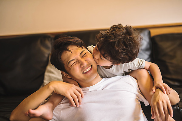 포토 JPG 전신 남자 아들 어린이 40대 중년 거실 가족 키스 실내 미소 사람 앉기 상반신 두명 앞모습 신체부위 소파 한국인 잡기 가족라이프 아빠 즐거움 인천 부자지간 남자만 육아대디 국내포토 라이프스타일 감정 뷰포인트 의자 관계 모션 한국 표정 동양인 성인 내부 애정표현 파일형식