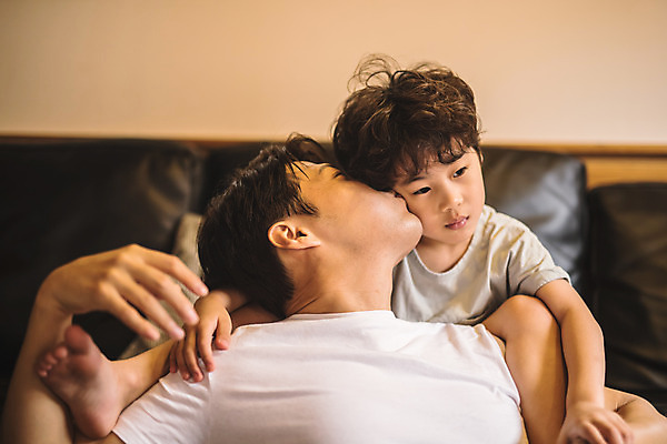 포토 JPG 응시 남자 아들 어린이 40대 중년 거실 가족 놀이 키스 실내 사람 앉기 상반신 두명 앞모습 소파 기댐 한국인 가족라이프 아빠 즐거움 인천 부자지간 남자만 육아대디 국내포토 라이프스타일 시선 감정 뷰포인트 의자 관계 모션 한국 동양인 성인 내부 애정표현 파일형식 아시아 가구 인종 생활 표현 나라 생활용품 오브젝트