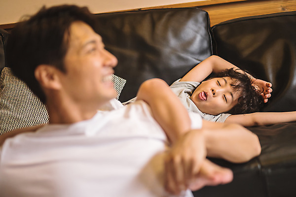 포토 JPG 남자 아들 어린이 40대 중년 거실 장난 가족 놀이 실내 미소 사람 앉기 상반신 두명 앞모습 옆모습 아웃포커스 소파 눕기 한국인 잡기 가족라이프 아빠 즐거움 메롱 인천 부자지간 남자만 육아대디 국내포토 라이프스타일 감정 뷰포인트 의자 관계 모션 한국 촬영기법 표정 동양인 성인 내부 파일형식