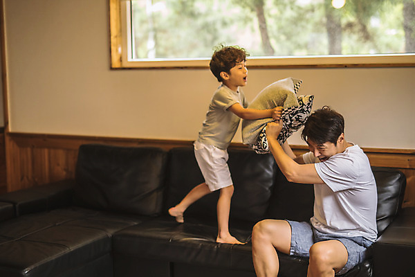 포토 JPG 전신 남자 아들 어린이 40대 중년 쿠션 거실 가족 놀이 실내 사람 앉기 상반신 두명 옆모습 소파 한국인 잡기 가족라이프 아빠 공격 즐거움 싸움 인천 부자지간 남자만 베개싸움 육아대디 국내포토 라이프스타일 감정 뷰포인트 의자 관계 모션 한국 동양인 성인 내부 파일형식