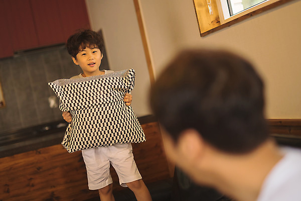 포토 JPG 응시 남자 아들 어린이 40대 중년 쿠션 거실 가족 베개 놀이 실내 서기 미소 들기 사람 앉기 상반신 두명 앞모습 옆모습 아웃포커스 소파 한국인 잡기 가족라이프 아빠 즐거움 인천 부자지간 남자만 베개싸움 육아대디 국내포토 라이프스타일 시선 감정 뷰포인트 의자 관계 침구 모션 한국 촬영기법 표정 동양인 성인 내부 싸움 파일형식