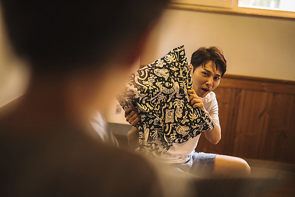 포토 JPG 남자 아들 어린이 40대 중년 거실 장난 가족 놀이 실내 서기 사람 앉기 상반신 두명 옆모습 뒷모습 아웃포커스 소파 한국인 잡기 가족라이프 아빠 무서움 즐거움 싸움 인천 부자지간 남자만 베개싸움 육아대디 국내포토 라이프스타일 감정 뷰포인트 의자 관계 모션 한국 촬영기법 동양인 성인 내부 파일형식