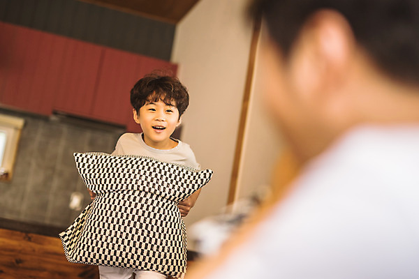 포토 JPG 남자 아들 어린이 40대 중년 쿠션 가족 실내 서기 미소 들기 사람 앉기 상반신 두명 앞모습 옆모습 아웃포커스 소파 한국인 잡기 가족라이프 아빠 즐거움 싸움 인천 부자지간 남자만 베개싸움 육아대디 국내포토 라이프스타일 감정 뷰포인트 의자 관계 모션 한국 촬영기법 표정 동양인 성인 내부 파일형식