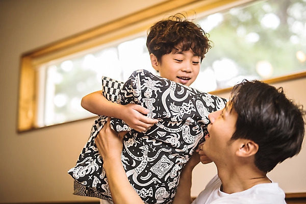포토 JPG 남자 아들 어린이 40대 중년 쿠션 거실 장난 가족 놀이 실내 서기 사람 앉기 상반신 두명 옆모습 소파 한국인 잡기 가족라이프 아빠 즐거움 싸움 인천 부자지간 남자만 베개싸움 육아대디 국내포토 라이프스타일 감정 뷰포인트 의자 관계 모션 한국 동양인 성인 내부 파일형식