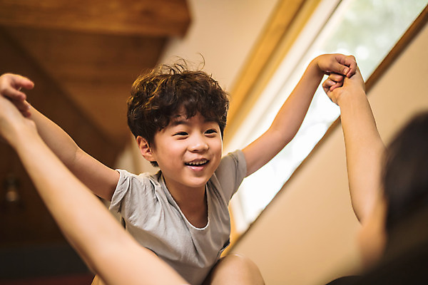 포토 JPG 응시 남자 아들 어린이 40대 중년 거실 가족 놀이 실내 미소 사람 상반신 두명 앞모습 소파 눕기 손잡기 한국인 가족라이프 아빠 즐거움 비행기놀이 인천 손뻗기 놀기 부자지간 남자만 육아대디 국내포토 라이프스타일 시선 감정 뷰포인트 의자 관계 모션 한국 표정 동양인 성인 내부 파일형식