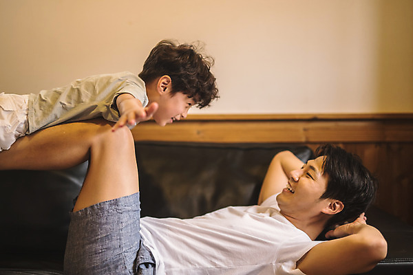 포토 JPG 남자 아들 어린이 40대 중년 거실 가족 실내 미소 사람 상반신 두명 옆모습 소파 눕기 마주보기 한국인 가족라이프 아빠 즐거움 비행기놀이 인천 손뻗기 다리들기 부자지간 남자만 들어올리기 육아대디 국내포토 라이프스타일 감정 뷰포인트 의자 관계 모션 놀이 한국 표정 동양인 성인 내부 파일형식