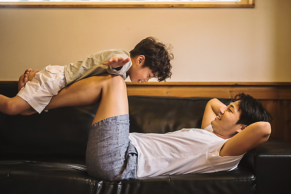 포토 JPG 전신 남자 아들 어린이 40대 중년 거실 장난 가족 놀이 실내 사람 상반신 두명 옆모습 소파 눕기 한국인 가족라이프 아빠 즐거움 비행기놀이 인천 손뻗기 놀기 다리들기 부자지간 남자만 들어올리기 육아대디 국내포토 라이프스타일 감정 뷰포인트 의자 관계 모션 한국 동양인 성인 내부 파일형식