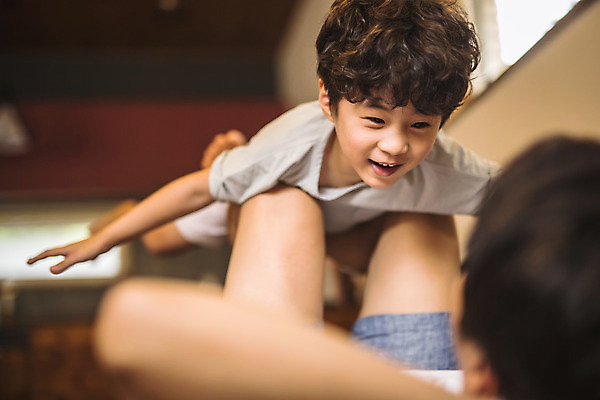 포토 JPG 전신 응시 남자 아들 어린이 40대 중년 거실 가족 놀이 실내 미소 사람 상반신 두명 앞모습 소파 눕기 마주보기 한국인 가족라이프 아빠 즐거움 비행기놀이 인천 손뻗기 부자지간 남자만 들어올리기 육아대디 국내포토 라이프스타일 시선 감정 뷰포인트 의자 관계 모션 한국 표정 동양인 성인 내부 파일형식