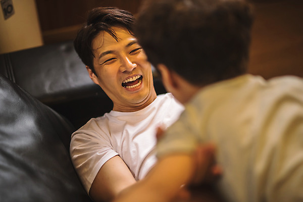 포토 JPG 남자 아들 어린이 40대 중년 거실 가족 안기 놀이 실내 웃음 사람 상반신 두명 앞모습 뒷모습 소파 하이앵글 눕기 한국인 가족라이프 아빠 즐거움 비행기놀이 인천 부자지간 남자만 들어올리기 육아대디 국내포토 라이프스타일 감정 뷰포인트 의자 관계 모션 한국 표정 동양인 성인 내부 파일형식