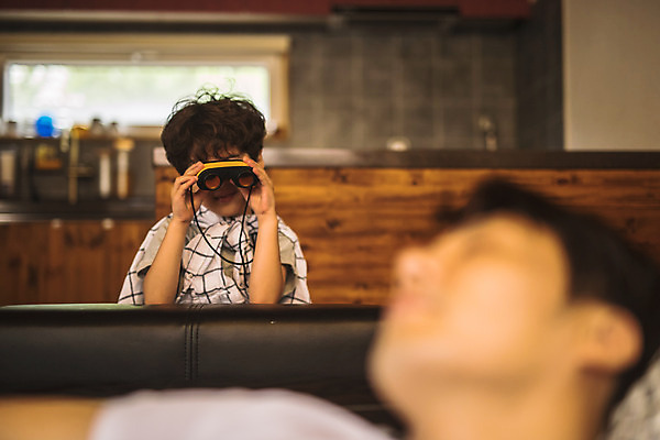 포토 JPG 응시 남자 아들 어린이 40대 중년 거실 장난 가족 놀이 실내 사람 상반신 두명 일상 앞모습 옆모습 아웃포커스 소파 눈감음 망원경 한국인 가족라이프 아빠 망토 즐거움 인천 부자지간 남자만 국내포토 라이프스타일 시선 감정 뷰포인트 의자 관계 모션 한국 촬영기법 동양인 성인 내부 라이프 파일형식