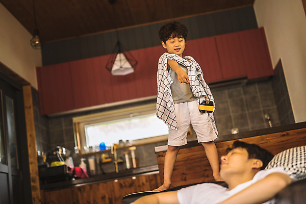 포토 JPG 전신 남자 아들 어린이 40대 중년 거실 장난 가족 놀이 실내 서기 사람 상반신 두명 앞모습 소파 눕기 눈감음 망원경 한국인 가리킴 가족라이프 아빠 망토 즐거움 인천 부자지간 남자만 육아대디 국내포토 라이프스타일 감정 뷰포인트 의자 관계 모션 한국 동양인 손짓 성인 내부 파일형식