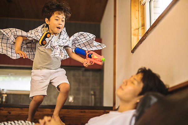 포토 JPG 전신 남자 아들 어린이 40대 중년 거실 장난 가족 놀이 실내 서기 사람 상반신 두명 앞모습 옆모습 소파 눕기 눈감음 망원경 한국인 가족라이프 아빠 망토 즐거움 인천 물총 총놀이 부자지간 남자만 육아대디 국내포토 라이프스타일 감정 뷰포인트 의자 관계 모션 한국 동양인 성인 내부 파일형식