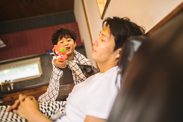 포토 JPG 남자 아들 어린이 40대 중년 거실 장난 가족 놀이 실내 미소 사람 상반신 두명 앞모습 옆모습 소파 눕기 눈감음 한국인 가족라이프 아빠 즐거움 조준 인천 물총 총놀이 부자지간 남자만 육아대디 국내포토 라이프스타일 감정 뷰포인트 의자 관계 모션 한국 표정 동양인 성인 내부 파일형식