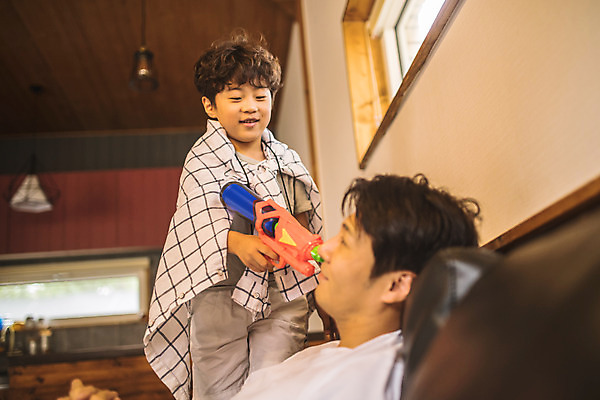 포토 JPG 남자 아들 어린이 40대 중년 거실 장난 가족 놀이 실내 서기 미소 사람 상반신 두명 앞모습 옆모습 소파 눕기 한국인 가족라이프 아빠 즐거움 인천 물총 총놀이 부자지간 남자만 육아대디 국내포토 라이프스타일 감정 뷰포인트 의자 관계 모션 한국 표정 동양인 성인 내부 파일형식