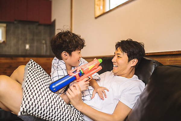 포토 JPG 남자 아들 어린이 40대 중년 거실 장난 가족 놀이 실내 미소 사람 상반신 두명 앞모습 옆모습 소파 눕기 마주보기 한국인 가족라이프 아빠 즐거움 인천 물총 총놀이 부자지간 남자만 육아대디 국내포토 라이프스타일 감정 뷰포인트 의자 관계 모션 한국 표정 동양인 성인 내부 파일형식