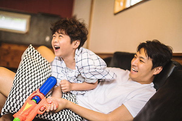 포토 JPG 남자 아들 어린이 40대 중년 거실 장난 가족 놀이 실내 미소 사람 상반신 두명 일상 앞모습 옆모습 소파 눕기 한국인 가족라이프 아빠 즐거움 인천 물총 총놀이 부자지간 남자만 육아대디 국내포토 라이프스타일 감정 뷰포인트 의자 관계 모션 한국 표정 동양인 성인 내부 라이프 파일형식