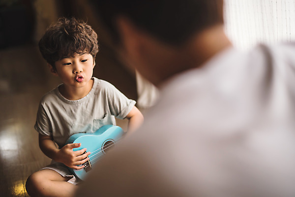 포토 JPG 응시 남자 아들 어린이 악기 40대 중년 연주 거실 가족 놀이 실내 사람 앉기 상반신 두명 일상 앞모습 뒷모습 아웃포커스 한국인 기타 가족라이프 아빠 우쿨렐레 즐거움 마주앉기 인천 부자지간 남자만 국내포토 라이프스타일 시선 감정 음악 뷰포인트 관계 모션 현악기 한국 촬영기법 동양인 성인 내부 라이프 파일형식