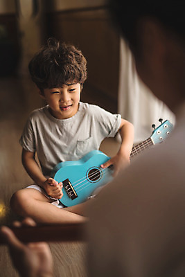 포토 JPG 응시 남자 아들 어린이 악기 40대 중년 연주 거실 가족 실내 미소 사람 앉기 상반신 두명 일상 앞모습 뒷모습 아웃포커스 한국인 기타 가족라이프 아빠 우쿨렐레 즐거움 마주앉기 인천 부자지간 남자만 국내포토 라이프스타일 시선 감정 음악 뷰포인트 관계 모션 현악기 한국 촬영기법 표정 동양인 성인 내부 라이프 파일형식