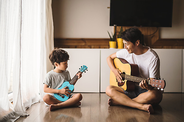 포토 JPG 전신 응시 남자 아들 어린이 악기 40대 중년 연주 거실 가족 실내 미소 사람 앉기 두명 일상 앞모습 마주보기 한국인 기타 가족라이프 아빠 우쿨렐레 즐거움 인천 부자지간 남자만 육아대디 국내포토 라이프스타일 시선 감정 음악 뷰포인트 관계 모션 현악기 한국 표정 동양인 성인 내부 라이프 파일형식