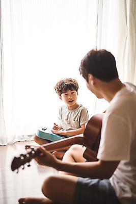 포토 JPG 전신 응시 남자 아들 어린이 악기 40대 중년 연주 거실 가족 실내 미소 사람 두명 일상 옆모습 마주보기 한국인 기타 가족라이프 아빠 우쿨렐레 즐거움 인천 부자지간 남자만 육아대디 국내포토 라이프스타일 시선 감정 음악 뷰포인트 관계 모션 현악기 한국 표정 동양인 성인 내부 라이프 파일형식 아시아 문화예술 인종 생활 나라
