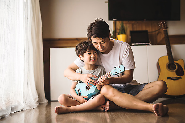 포토 JPG 전신 남자 아들 어린이 악기 40대 중년 연주 거실 가족 실내 미소 사람 앉기 두명 일상 앞모습 한국인 기타 가족라이프 가르침 아빠 우쿨렐레 즐거움 인천 부자지간 남자만 육아대디 국내포토 라이프스타일 교육 감정 음악 뷰포인트 관계 모션 현악기 한국 표정 동양인 성인 내부 라이프 파일형식