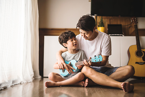 포토 JPG 전신 남자 아들 어린이 악기 40대 중년 연주 거실 가족 안기 실내 미소 사람 앉기 두명 일상 앞모습 마주보기 한국인 기타 가족라이프 가르침 아빠 우쿨렐레 즐거움 인천 부자지간 남자만 육아대디 국내포토 라이프스타일 교육 감정 음악 뷰포인트 관계 모션 현악기 한국 표정 동양인 성인 내부 라이프 파일형식