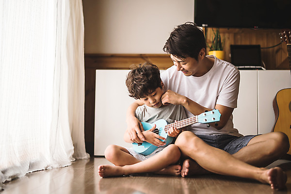 포토 JPG 전신 남자 아들 어린이 악기 40대 중년 연주 거실 장난 가족 실내 미소 사람 앉기 두명 일상 앞모습 귀여움 한국인 기타 가족라이프 가르침 아빠 우쿨렐레 집중 연습 즐거움 인천 부자지간 남자만 육아대디 국내포토 라이프스타일 교육 감정 음악 뷰포인트 컨셉 관계 모션 현악기 한국 표정 동양인 성인 내부 라이프 파일형식