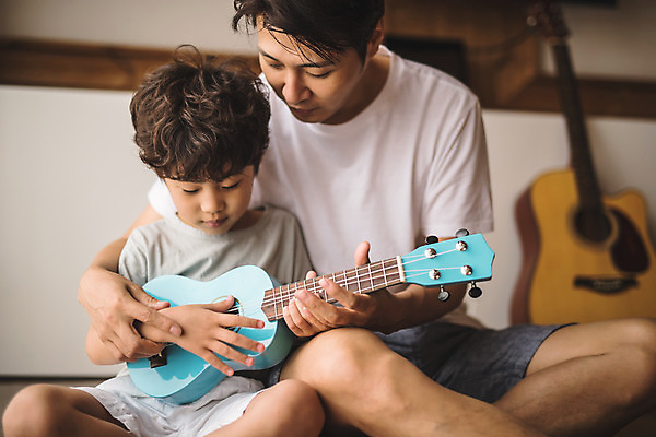 포토 JPG 남자 아들 어린이 악기 40대 중년 연주 거실 가족 실내 사람 앉기 상반신 두명 일상 앞모습 한국인 기타 가족라이프 가르침 아빠 우쿨렐레 집중 연습 즐거움 호기심 인천 부자지간 남자만 육아대디 국내포토 라이프스타일 교육 감정 음악 뷰포인트 컨셉 관계 모션 현악기 한국 동양인 성인 내부 라이프 파일형식