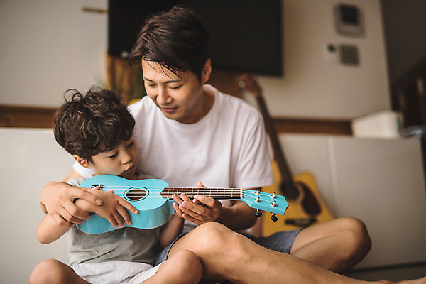 포토 JPG 응시 남자 아들 어린이 악기 40대 중년 연주 거실 가족 실내 사람 앉기 상반신 두명 일상 앞모습 한국인 기타 가족라이프 가르침 아빠 우쿨렐레 연습 즐거움 호기심 인천 부자지간 남자만 육아대디 국내포토 라이프스타일 시선 교육 감정 음악 뷰포인트 컨셉 관계 모션 현악기 한국 동양인 성인 내부 라이프 파일형식