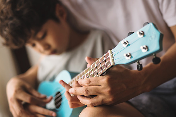 포토 JPG 손 남자 아들 어린이 악기 40대 중년 연주 가족 실내 사람 앉기 상반신 두명 일상 옆모습 신체부위 한국인 가족라이프 아빠 우쿨렐레 집중 연습 즐거움 인천 부자지간 남자만 국내포토 라이프스타일 감정 음악 뷰포인트 컨셉 관계 모션 현악기 한국 동양인 성인 내부 라이프 파일형식