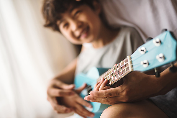 포토 JPG 손 남자 아들 어린이 악기 40대 중년 거실 가족 실내 미소 사람 앉기 상반신 두명 일상 옆모습 신체부위 한국인 가족라이프 아빠 우쿨렐레 연습 즐거움 인천 부자지간 남자만 육아대디 국내포토 라이프스타일 감정 음악 뷰포인트 관계 모션 현악기 한국 표정 동양인 성인 내부 라이프 파일형식