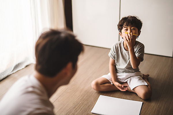 포토 JPG 전신 남자 아들 어린이 40대 중년 거실 장난 가족 놀이 색연필 실내 사람 앉기 상반신 두명 일상 앞모습 옆모습 마주보기 한국인 가족라이프 그리기 아빠 스케치북 즐거움 인천 부자지간 남자만 육아대디 국내포토 라이프스타일 감정 뷰포인트 관계 모션 학용품 한국 동양인 성인 내부 라이프 파일형식