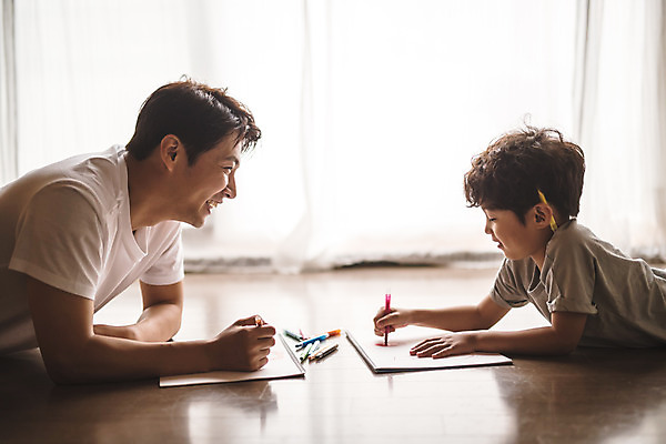 포토 JPG 응시 남자 아들 어린이 엎드리기 40대 중년 거실 가족 색연필 실내 웃음 사람 상반신 두명 일상 옆모습 한국인 가족라이프 그리기 아빠 스케치북 즐거움 인천 부자지간 남자만 육아대디 국내포토 라이프스타일 시선 감정 뷰포인트 관계 모션 학용품 한국 표정 동양인 성인 내부 라이프 파일형식