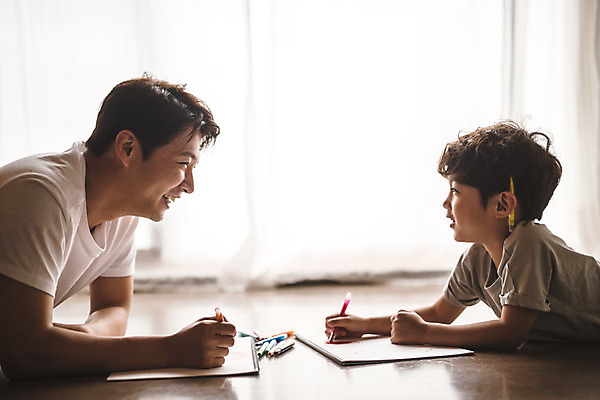 포토 JPG 응시 남자 아들 어린이 엎드리기 40대 중년 거실 가족 놀이 색연필 실내 미소 사람 상반신 두명 일상 옆모습 마주보기 한국인 가족라이프 아빠 스케치북 즐거움 인천 부자지간 남자만 육아대디 국내포토 라이프스타일 시선 감정 뷰포인트 관계 모션 학용품 한국 표정 동양인 성인 내부 라이프 파일형식