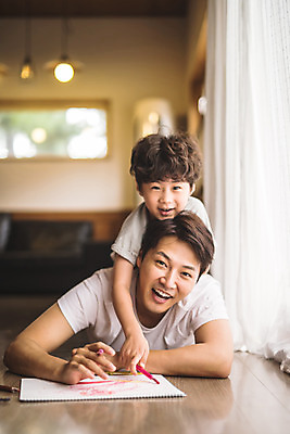 포토 JPG 응시 남자 아들 어린이 엎드리기 40대 중년 거실 가족 놀이 색연필 실내 미소 사람 상반신 두명 일상 앞모습 한국인 가족라이프 그리기 아빠 스케치북 즐거움 업기 인천 부자지간 남자만 육아대디 국내포토 라이프스타일 시선 감정 뷰포인트 관계 모션 학용품 한국 표정 동양인 성인 내부 라이프 파일형식