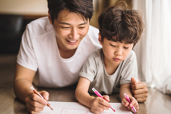 포토 JPG 남자 아들 어린이 엎드리기 40대 중년 거실 가족 놀이 색연필 실내 미소 사람 상반신 두명 일상 앞모습 한국인 가족라이프 그리기 아빠 스케치북 즐거움 인천 부자지간 남자만 육아대디 국내포토 라이프스타일 감정 뷰포인트 관계 모션 학용품 한국 표정 동양인 성인 내부 라이프 파일형식