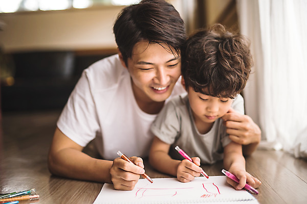 포토 JPG 응시 남자 아들 어린이 엎드리기 40대 중년 거실 가족 놀이 색연필 실내 미소 사람 상반신 두명 일상 앞모습 한국인 가족라이프 그리기 아빠 스케치북 즐거움 인천 부자지간 남자만 육아대디 국내포토 라이프스타일 시선 감정 뷰포인트 관계 모션 학용품 한국 표정 동양인 성인 내부 라이프 파일형식