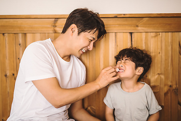 포토 JPG 남자 아들 어린이 40대 중년 가족 실내 미소 사람 앉기 상반신 두명 일상 앞모습 옆모습 한국인 가족라이프 찡그림 아빠 먹기 먹여주기 인천 감기약 부자지간 남자만 육아대디 국내포토 라이프스타일 뷰포인트 관계 모션 한국 표정 동양인 성인 내부 라이프 약 파일형식