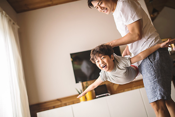 포토 JPG 남자 아들 어린이 40대 중년 거실 가족 놀이 실내 서기 미소 들기 사람 상반신 두명 일상 앞모습 옆모습 한국인 가족라이프 아빠 즐거움 비행기놀이 인천 손뻗기 부자지간 남자만 들어올리기 육아대디 국내포토 라이프스타일 감정 뷰포인트 관계 모션 한국 표정 동양인 성인 내부 라이프 파일형식