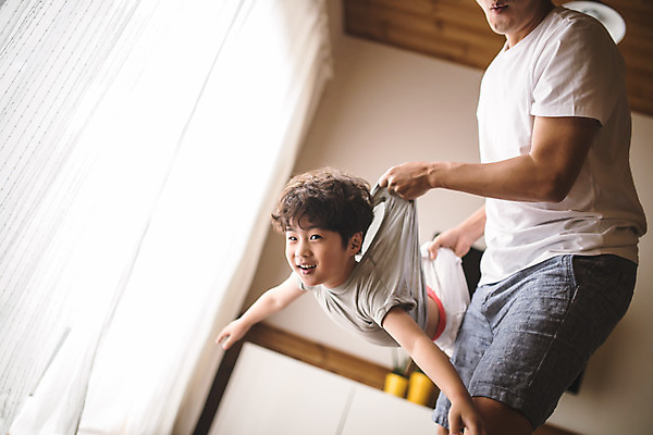 포토 JPG 전신 남자 아들 어린이 40대 중년 거실 가족 놀이 실내 서기 미소 들기 사람 상반신 두명 일상 옆모습 한국인 가족라이프 아빠 즐거움 비행기놀이 인천 손뻗기 부자지간 남자만 들어올리기 육아대디 국내포토 라이프스타일 감정 뷰포인트 관계 모션 한국 표정 동양인 성인 내부 라이프 파일형식