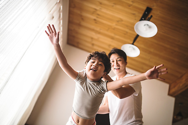 포토 JPG 남자 아들 어린이 로우앵글 40대 중년 거실 장난 가족 놀이 실내 서기 미소 들기 사람 상반신 두명 일상 앞모습 옆모습 한국인 가족라이프 아빠 즐거움 비행기놀이 인천 손뻗기 부자지간 남자만 육아대디 국내포토 라이프스타일 감정 뷰포인트 관계 모션 한국 표정 동양인 성인 내부 라이프 파일형식