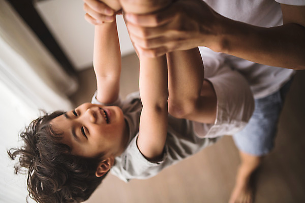 포토 JPG 전신 남자 아들 어린이 40대 중년 거실 장난 가족 놀이 실내 웃음 들기 사람 두명 일상 옆모습 하이앵글 한국인 하반신 가족라이프 아빠 즐거움 인천 다리들기 부자지간 남자만 들어올리기 국내포토 라이프스타일 감정 뷰포인트 관계 모션 한국 표정 동양인 성인 내부 라이프 파일형식