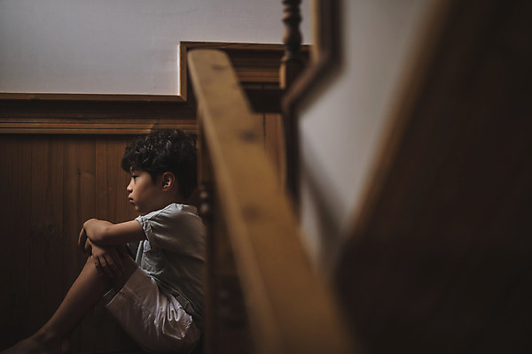 포토 JPG 전신 응시 남자 아들 어린이 난간 실내 한명 사람 앉기 일상 옆모습 계단 한국인 고독 인천 우울감 소년한명만 국내포토 1 시선 감정 뷰포인트 가족 모션 한국 동양인 내부 라이프 남자한명만 소년만 파일형식