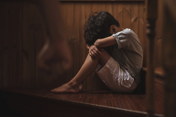 포토 JPG 전신 손 남자 아들 어린이 가족 실내 서기 사람 앉기 성인 두명 일상 옆모습 아웃포커스 신체부위 계단 주먹 한국인 가족라이프 아빠 고독 울음 무서움 인천 가정폭력 우울감 남자만 국내포토 라이프스타일 감정 뷰포인트 관계 모션 한국 촬영기법 표정 동양인 내부 라이프 폭력 파일형식