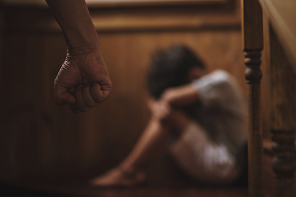 포토 JPG 전신 손 남자 아들 어린이 가족 실내 서기 사람 앉기 성인 두명 일상 옆모습 아웃포커스 신체부위 계단 주먹 한국인 가족라이프 아빠 고독 울음 무서움 인천 가정폭력 우울감 남자만 국내포토 라이프스타일 감정 뷰포인트 관계 모션 한국 촬영기법 표정 동양인 내부 라이프 폭력 파일형식