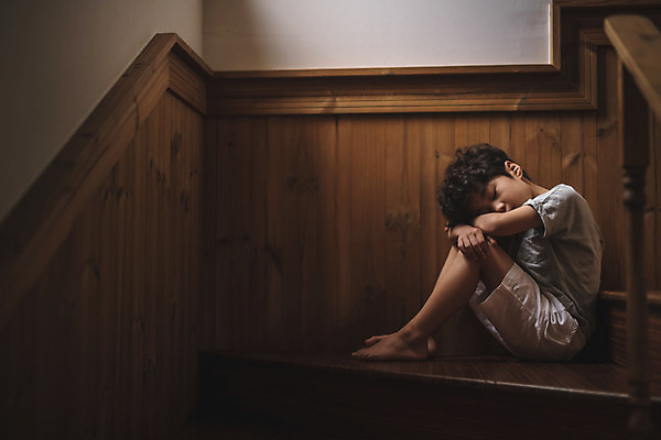 포토 JPG 전신 남자 아들 어린이 난간 실내 한명 사람 앉기 일상 옆모습 계단 눈감음 한국인 고독 인천 혼자 소년한명만 국내포토 1 감정 뷰포인트 가족 모션 한국 동양인 내부 라이프 남자한명만 소년만 파일형식