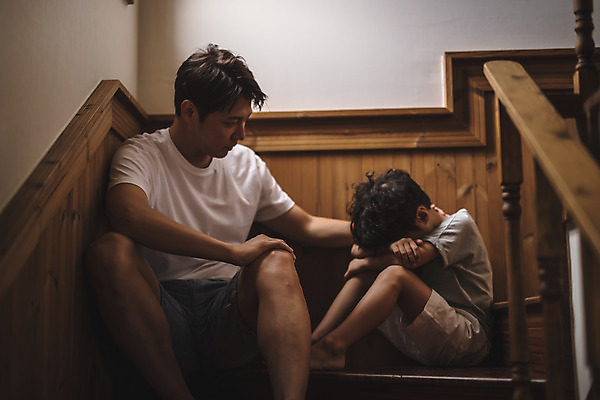 포토 JPG 전신 응시 남자 아들 어린이 40대 중년 난간 가족 실내 고개숙이기 사람 앉기 상반신 두명 일상 앞모습 옆모습 계단 한국인 가족라이프 아빠 걱정 인천 위로 우울감 부자지간 남자만 육아대디 국내포토 라이프스타일 시선 감정 뷰포인트 관계 모션 한국 숙이기 동양인 성인 내부 라이프 파일형식